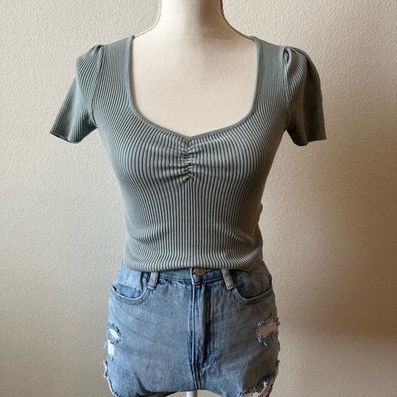 Sage Green Ribbed Crop Top Tee Short Sleeve Ruching Size Small - Picture 2 of 5